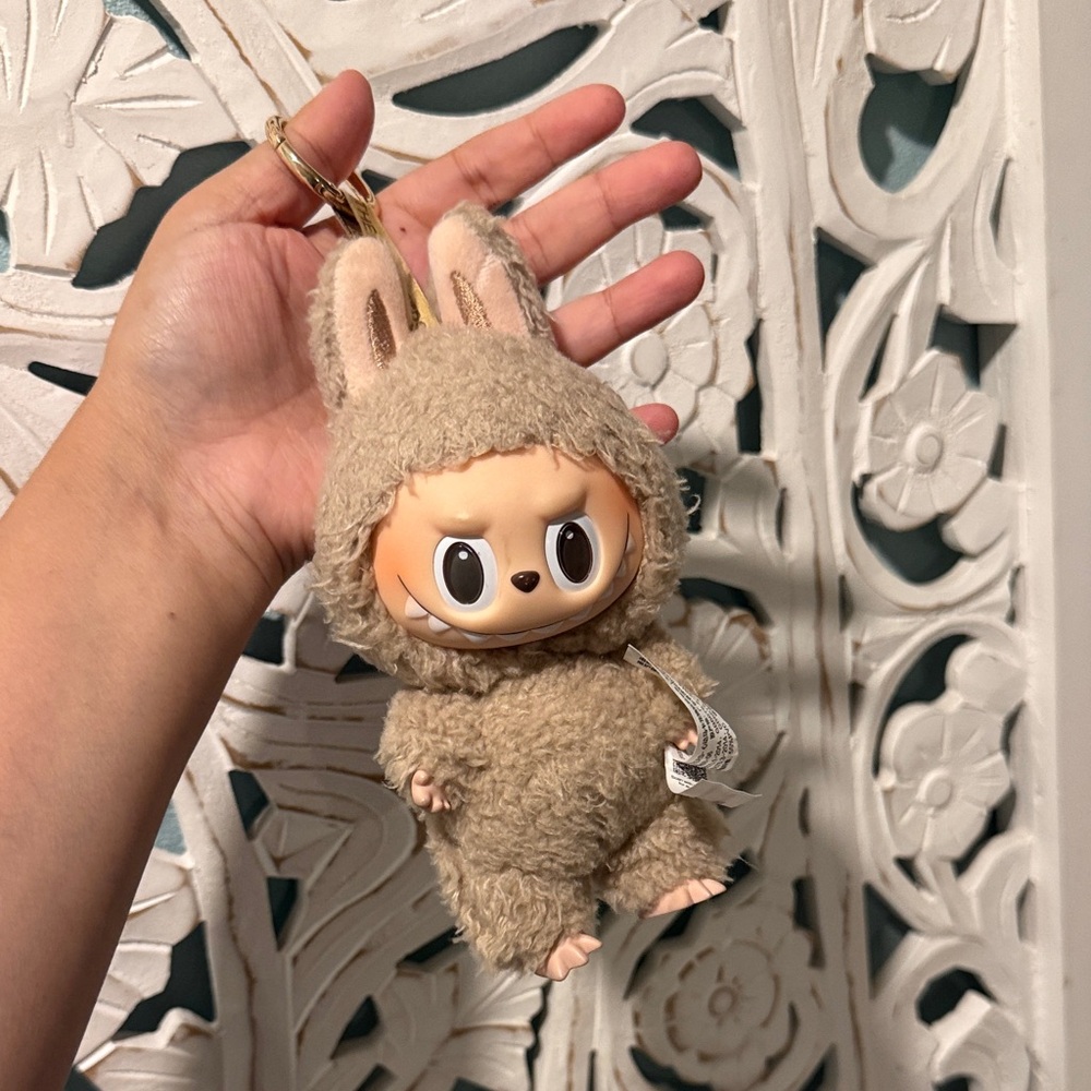 Macroon Labubu in Toffee